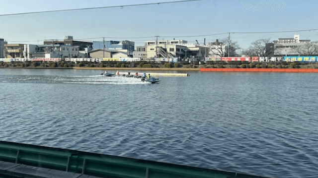 荒れる競艇場
